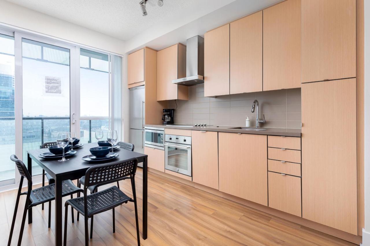 Appartement Across From The Cn Tower, Metro Toronto Convention Centre And Rogers Centre In Downtown Toronto Core Extérieur photo