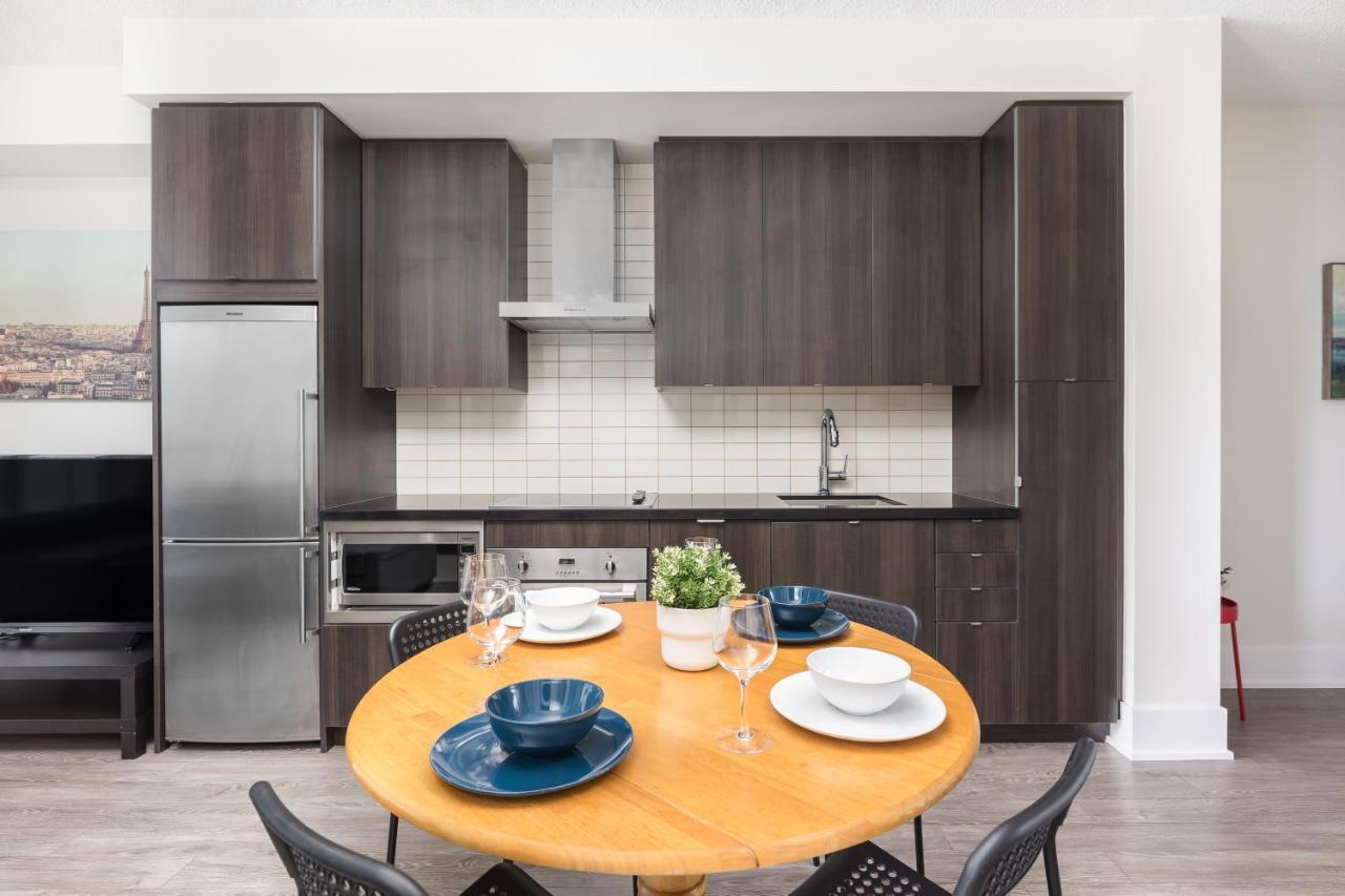 Appartement Across From The Cn Tower, Metro Toronto Convention Centre And Rogers Centre In Downtown Toronto Core Extérieur photo