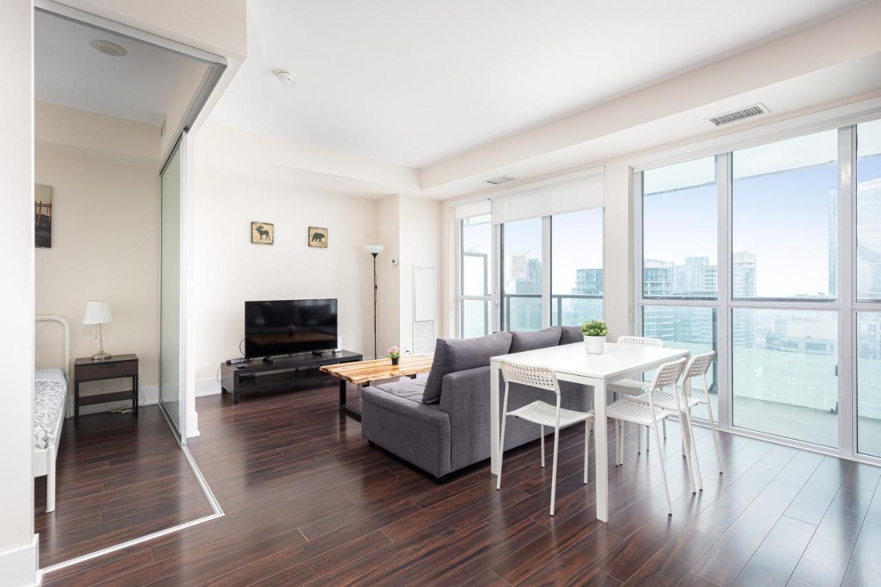 Appartement Across From The Cn Tower, Metro Toronto Convention Centre And Rogers Centre In Downtown Toronto Core Extérieur photo