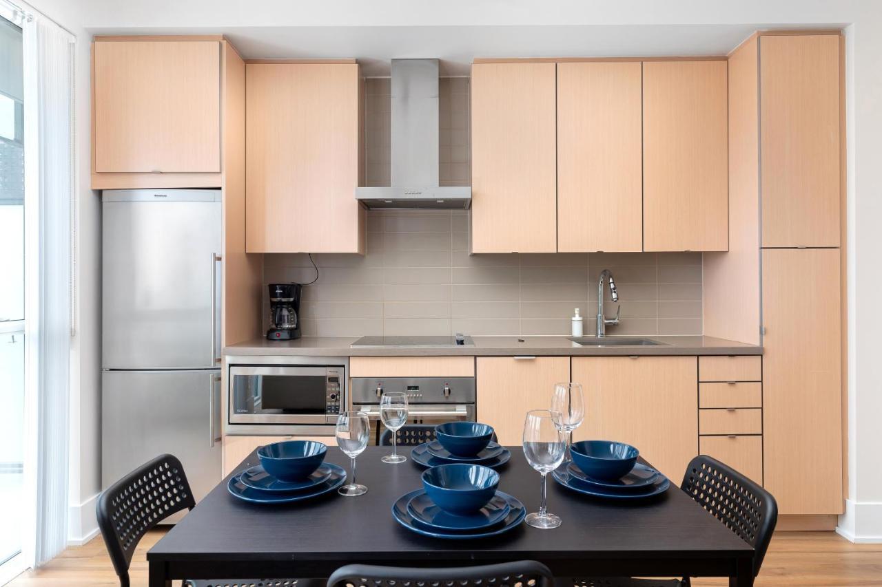 Appartement Across From The Cn Tower, Metro Toronto Convention Centre And Rogers Centre In Downtown Toronto Core Extérieur photo