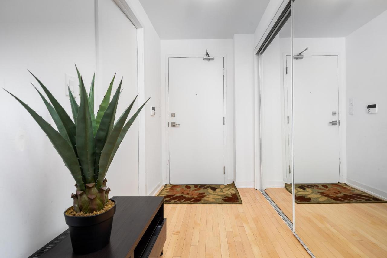 Appartement Across From The Cn Tower, Metro Toronto Convention Centre And Rogers Centre In Downtown Toronto Core Extérieur photo