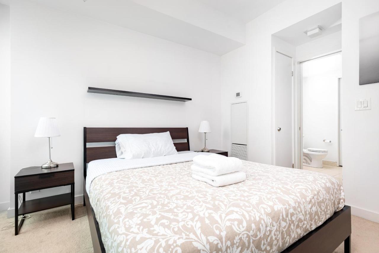Appartement Across From The Cn Tower, Metro Toronto Convention Centre And Rogers Centre In Downtown Toronto Core Extérieur photo