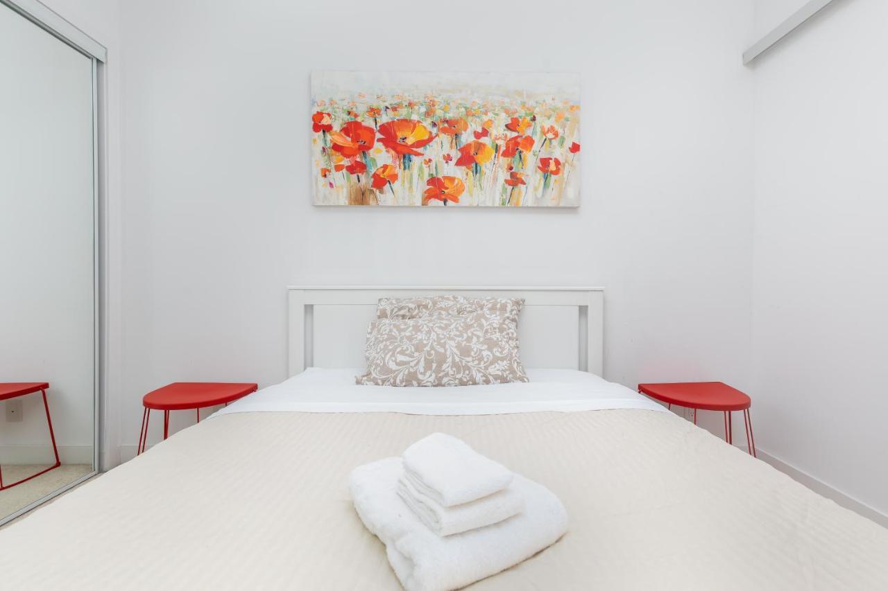 Appartement Across From The Cn Tower, Metro Toronto Convention Centre And Rogers Centre In Downtown Toronto Core Extérieur photo