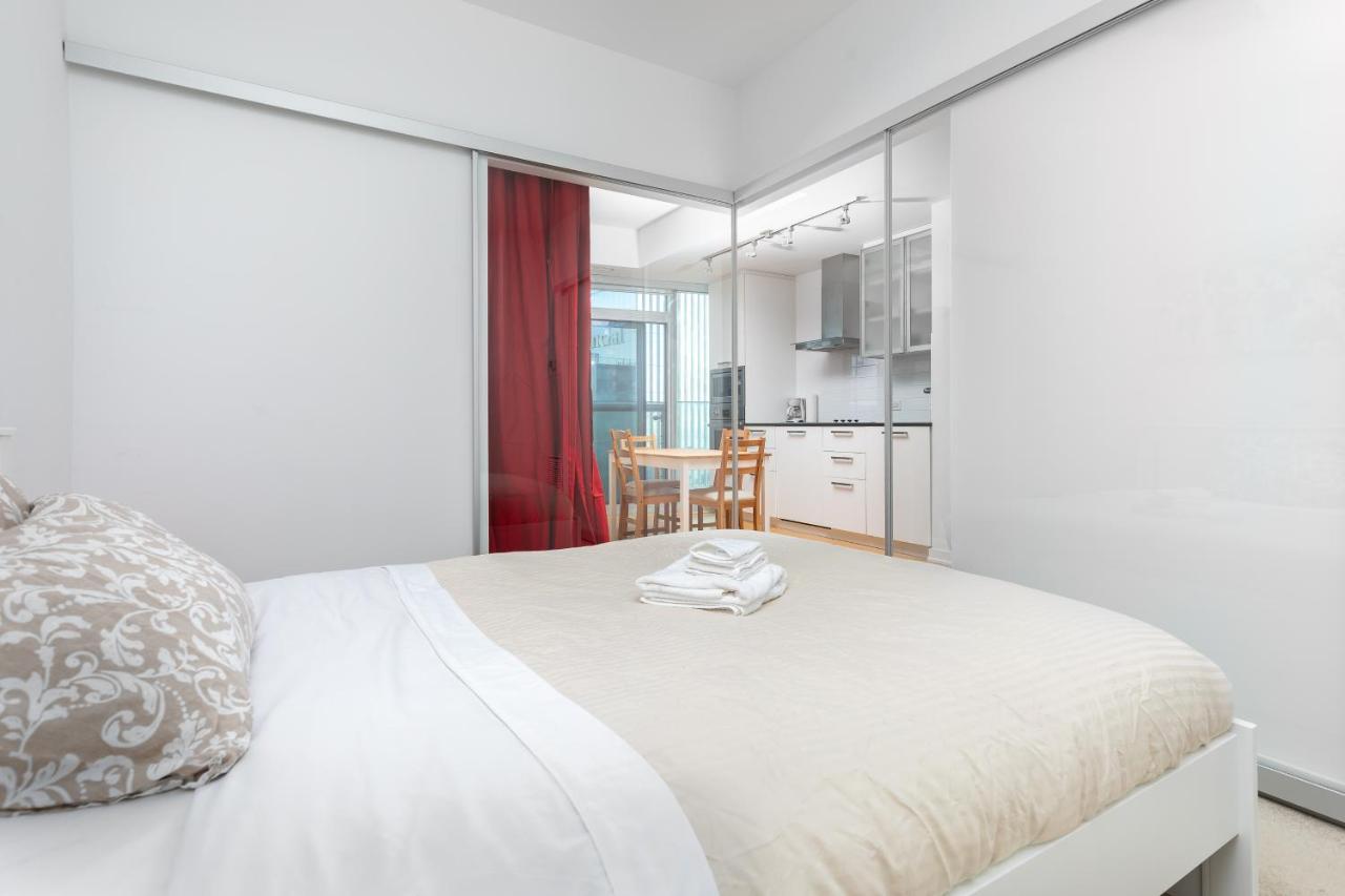 Appartement Across From The Cn Tower, Metro Toronto Convention Centre And Rogers Centre In Downtown Toronto Core Extérieur photo