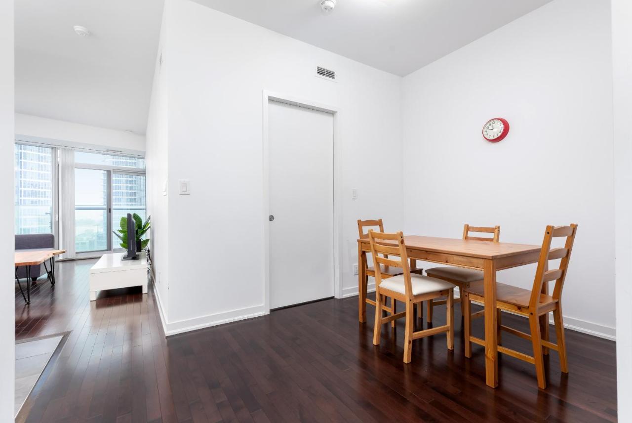Appartement Across From The Cn Tower, Metro Toronto Convention Centre And Rogers Centre In Downtown Toronto Core Extérieur photo