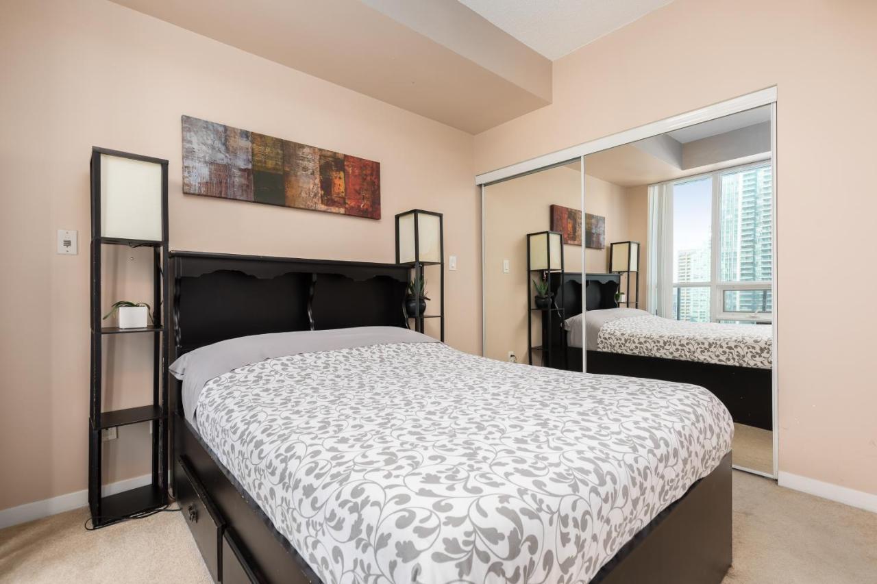 Appartement Across From The Cn Tower, Metro Toronto Convention Centre And Rogers Centre In Downtown Toronto Core Extérieur photo